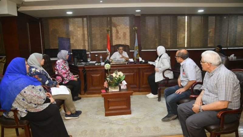 جانب من اجتماع محافظ