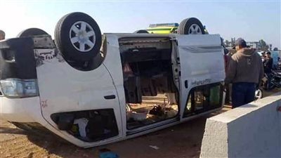 إصابة 8 سائحين في حادث انقلاب سيارة على الطريق الصحراوي بأسوان