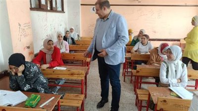 وكيل تعليم بني سويف يطمئن على امتحانات الإعدادية ونقل الثانوي 