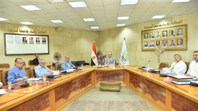 رئيس جامعة أسيوط يناقش تطوير مساكن أعضاء هيئة التدريس