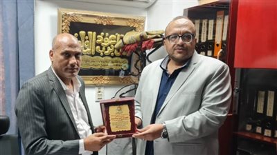 تكريم رئيس القطاع المالي والتجاري بالشركة القابضة لمياه الشرب بسوهاج