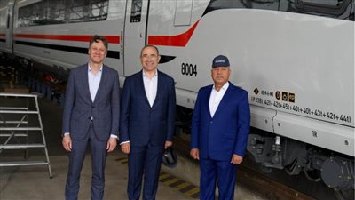 وزير النقل يجري اختبار القيادة لأول قطار كهربائي سريع 