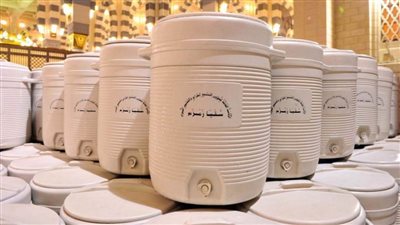 توريد أكثر من 300 طن من ماء زمزم لسقيا المصلين والزائرين بالمسجد النبوي يوميًا