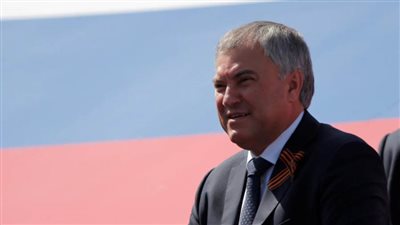 رئيس مجلس الدوما الروسي يشارك في مراسم تشييع الرئيس الإيراني