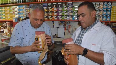 بالصور.. التفتيش على المحلات والمخابز فى قطور بالغربية يرصد مخالفات متنوعة