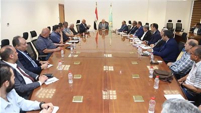 القصير يوجه بمحاسبة المقصرين في صرف الأسمدة للمزارعين