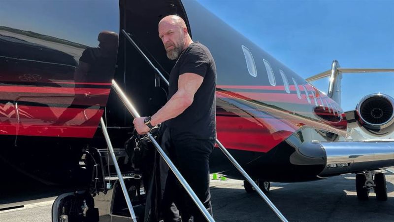 تريبل إتش يغادر إلى