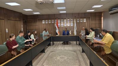 رئيس جامعة أسيوط يستعرض تقريرا حول الإنجازات البحثية