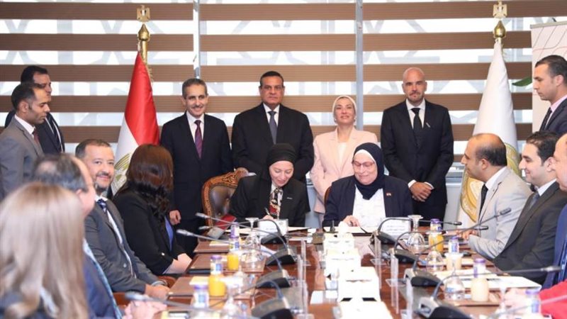 جانب من توقيع عقد