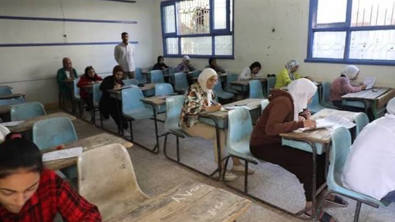 الطلاب يؤدون الامتحانات