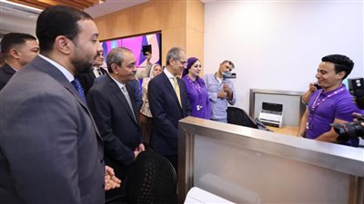  وزير الاتصالات يتفقد مركز خدمة عملاء المصرية للاتصالات بمنطقة السلطان حسين