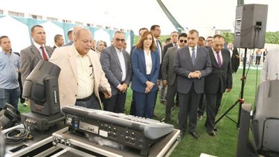 وزيرا  الإنتاج الحربي والثقافة يتفقدان مسارح متنقلة استعدادا لإطلاقها لخدمة قرى 