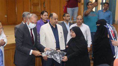 بالصور.. محافظ القليوبية يسلم ملابس الإحرام لحجاج الجمعيات الأهلية