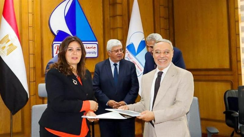 جانب من توقيع البرتوكول