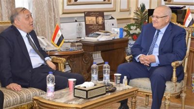 رئيس جامعة القاهرة يستقبل وفدًا صينيًا لبحث التعاون في تدريب المعلمين