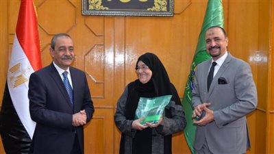 محافظ الإسماعيلية يسلم تأشيرات الحج وتذاكر السفر لحجاج الجمعيات الأهلية للعام الهجري ١٤٤٥