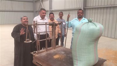 محافظ أسيوط يشدد على متابعة توريد الأقماح ورئيس مركز الفتح يتفقد شونة البنك الزراعي