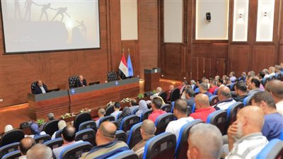 رئيس «مصنع 10 الحربي» يعقد اجتماعًا مع العاملين لاطلاعهم على الموقف التنفيذي للمشروعات الجاري تنفيذها