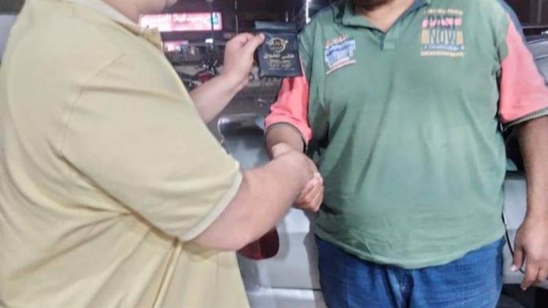 سائق يعيد مصوغات