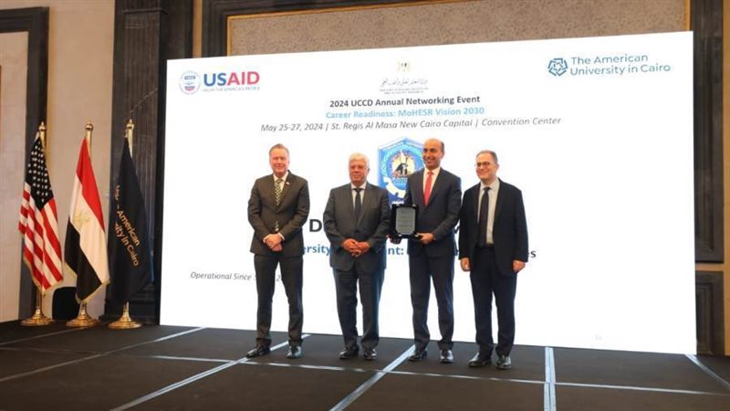 تكريم رئيس جامعة