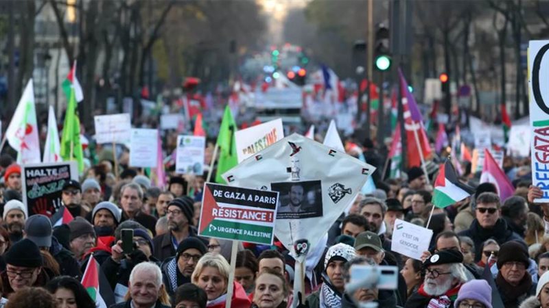 الآلاف يتظاهرون في