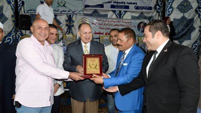 محافظ أسيوط يواصل لقاءاته الحوارية مع الشباب ويكرم الجهاز الفني ولاعبي نادى صدفا