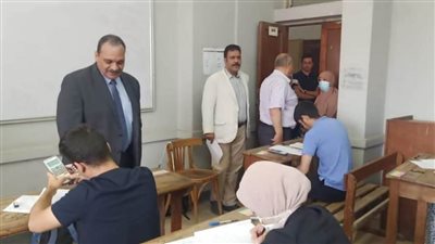نائب رئيس جامعة بنها يتابع الامتحانات بكلية الهندسة 