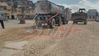 وضع طبقة الأساس لرصف طريق الكربة ببلطيم في كفر الشيخ