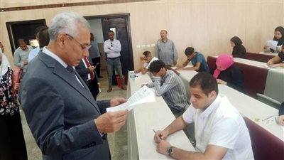 رئيس جامعة المنيا يتفقد امتحانات كليتي الهندسة والعلاقات العامة وإدارة الأعمال