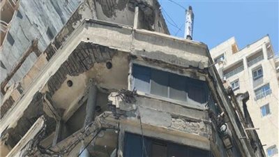 انهيار جزئي لعقار 8 طوابق بكورنيش الإسكندرية والحي يخلي سكانه
