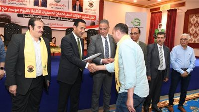 محافظ الفيوم يسلم الفائزين في قرعة الحج التأشيرات وجوزات السفر 