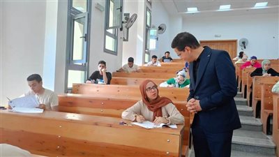 رئيس جامعة بنها يتابع سير الامتحانات بكليتي التجارة والعلوم بمقر العبور 