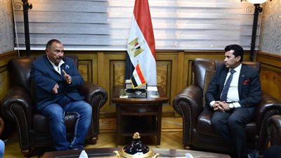 بالتنسيق مع الشباب والرياضة دمج ذوي الهمم مع الأصحاء في تدريبات السباحة بالغردقة 