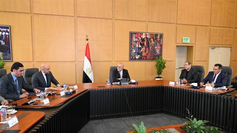 وزير الاسكان خلال