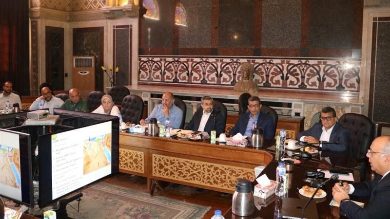 جانب من المائدة المستديرة