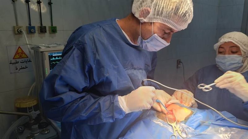 جانب من إجراء الجراحة