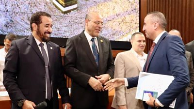 إتحاد عمال مصر يسلم تأشيرات لـ35 حاجًا من مختلف النقابات العامة