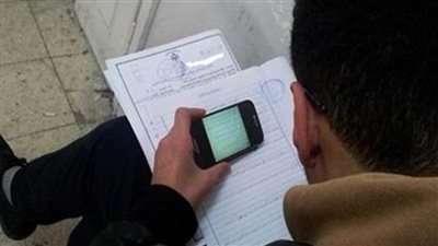 ضبط طالب يدير مجموعة على الواتس يدعي قدرته على تسريب الامتحانات