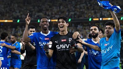 الهلال يتفوق على النصر ويتوج بكأس خادم الحرمين الشريفين والثلاثية التاريخية
