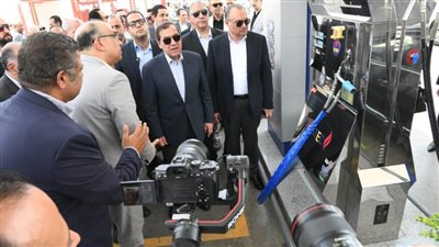  وزير البترول يفتتح أكبر محطتين لتموين السيارات بمحافظة السويس