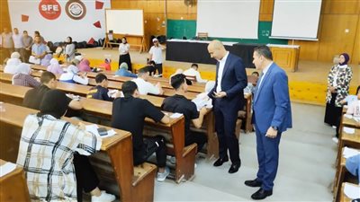 رئيس جامعة دمنهور يتفقد لجان الامتحانات الورقية والإلكترونية الكليات العملية