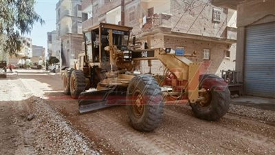 وضع طبقة الأساس لرصف شارع مستشفى التأمين الصحي بفوه في كفر الشيخ