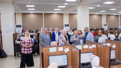 بالصور.. رئيس جامعة طنطا يتفقد الامتحانات بمركز الاختبارات الإلكترونية في المجمع الطبي