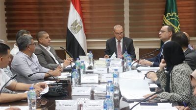 محافظ القليوبية يبحث طلبات المعلنين وتعظيم موارد الإعلانات