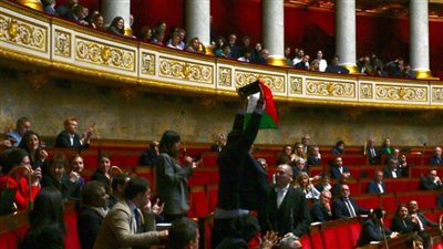 للمرة الثانية خلال أسبوع.. نائبة فرنسية ترفع العلم الفلسطيني أثناء جلسة للبرلمان