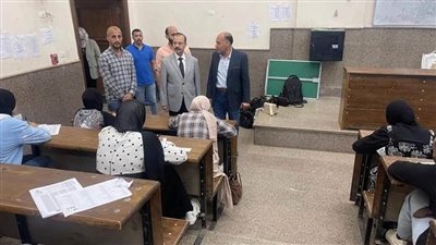 نائب رئيس جامعة بنها يتفقد الامتحانات بكليتي الحقوق والتربية الرياضية