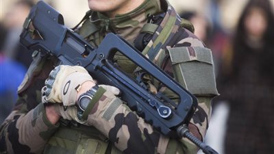 القبض على رجل بعد إصابته بحروق خطيرة في وجهه أثناء تصنيع عبوة ناسفة