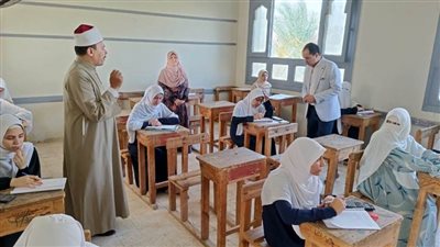 طلاب القسم العلمي بالثانوية الأزهرية يؤدون امتحان الجبر والهندسة الفراغية في هدوء واستقرار