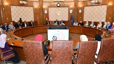 رئيس جامعة القناة يكرم الكليات الفائزة بالمراكز الأولى بجائزة التميز الحكومي في دورتها الأولى 