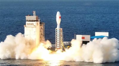 الصين تُطلق صاروخا لإرسال ثلاثة أقمار اصطناعية إلى الفضاء